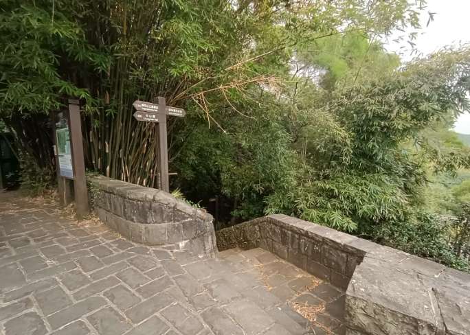絹絲瀑布登山步道的位置 絹絲瀑布登山步道的位置